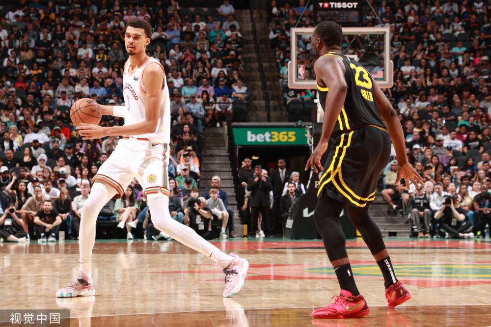 在压力下的 在压力下的